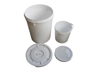 蓋付きプラスチック部品金型が付いているペンキのバケツ